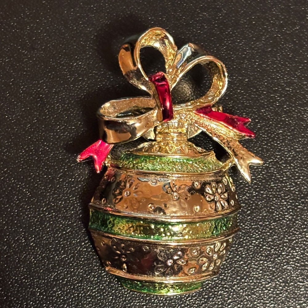 Vintage Gerry's Christmas Ornament Brooch Gold Tone Green Enamel Red Bow